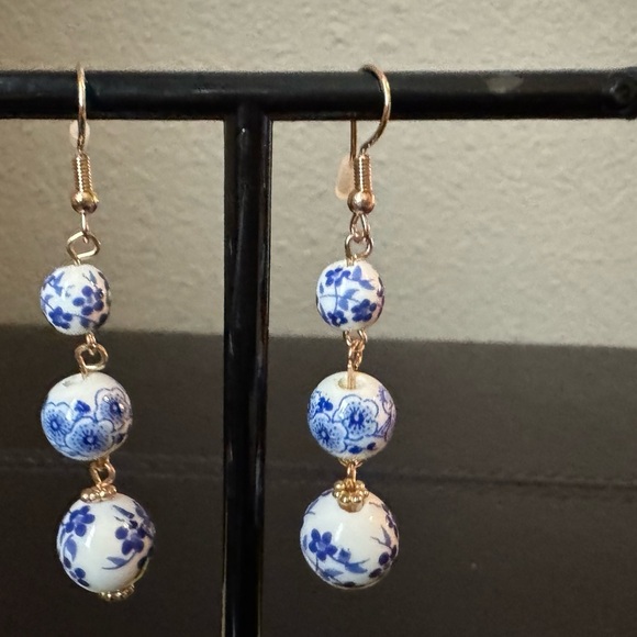 Elegant Blue and White Floral Earrings - Picture 2 of 3